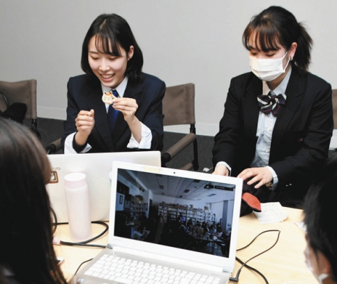 中国の大学生にオンラインで常滑焼の絵付けを教える学生＝千種区星が丘元町で