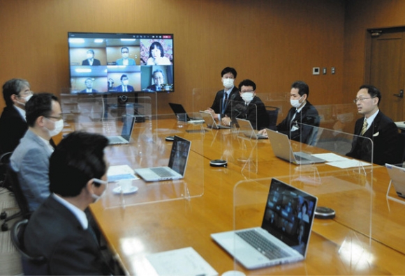 行政のデジタル化について語り合う有識者と市職員ら＝金沢市役所で