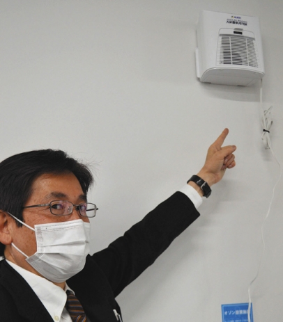 教室に設置されたオゾン脱臭器＝日進市の名古屋学芸大で