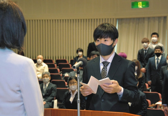 高木学長（左）に宣誓する山田さん＝尾張旭市の名古屋産業大・名古屋経営短大で