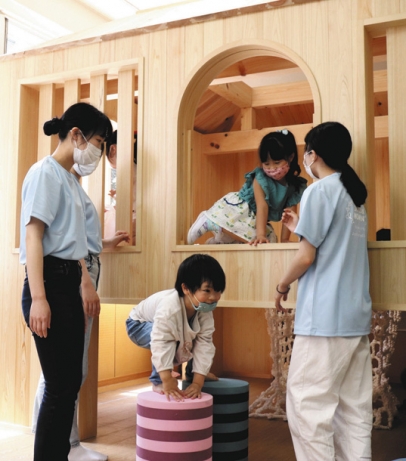 完成した「子ども好適空間エリア」の木製遊具で遊ぶ子どもら＝岡崎市中町で