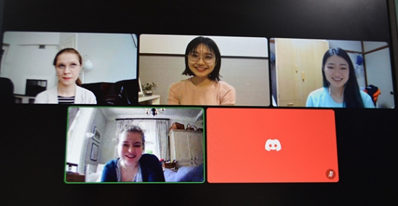 ４人の学生たちのオンライン交流の様子を伝える画面＝日進市の名古屋外国語大で