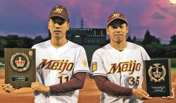 ベストナイン賞を受けたＭＶＰの松本凌投手（左）と野口捕手の名城大バッテリー＝名古屋市のパロマ瑞穂球場で