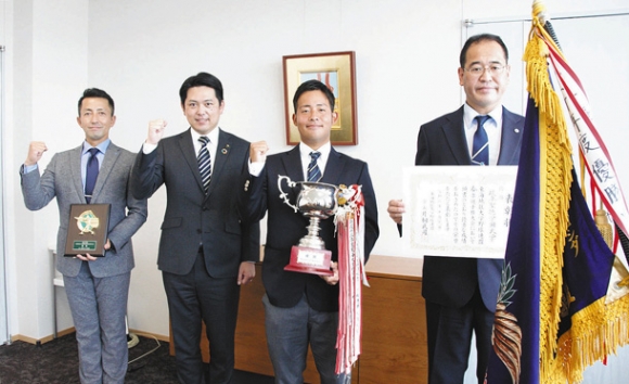 全日本大学野球選手権大会への出場を報告した小山監督（左）、木村主将（右から２人目）、寶壺部長（右）＝岐阜市役所で