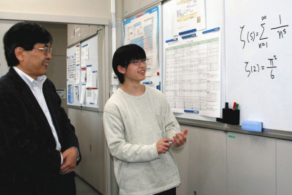 関数の書き方について、鈴木教授（左）に聞く大岩さん＝名古屋市天白区の名城大で