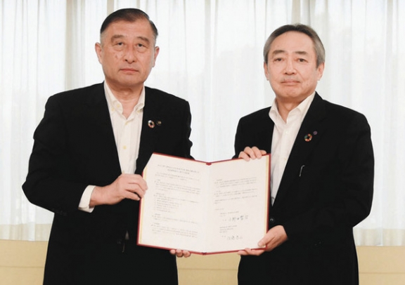 協定を締結した小野田市長（左）と後藤学長＝みよし市役所で