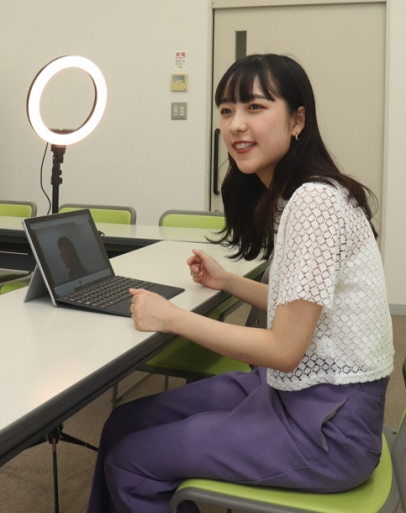 オンライン面接用の部屋で、就職活動の経験を語る渡部さん＝岐阜市の岐阜聖徳学園大羽島キャンパスで