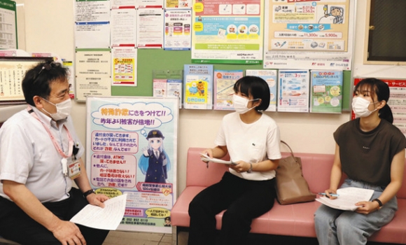 春日井局長（左）にインタビューする川越さん（中）と山本さん＝昭和区の名古屋阿由知郵便局で