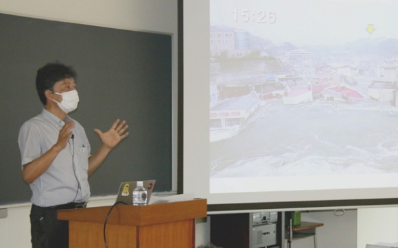 津波の被災経験を学生たちに話す佐藤さん＝名古屋市千種区の椙山女学園大で