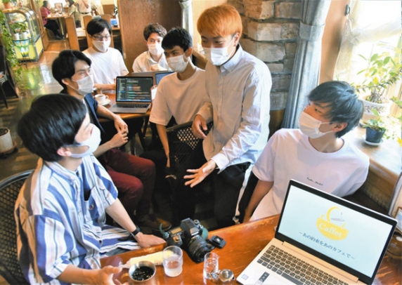 喫茶店向け新サービスについて話し合う豊橋技術科学大の籔内さん（右から２人目）ら＝愛知県豊橋市で