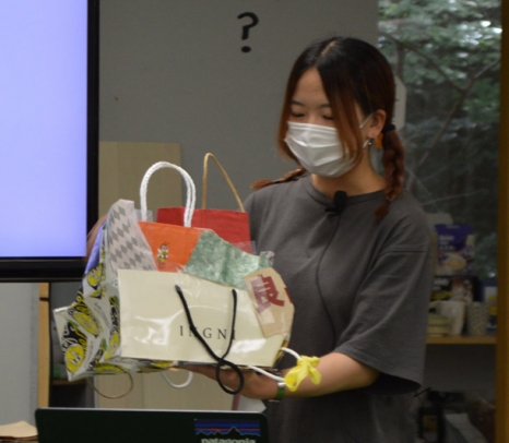 さまざまな素材の紙袋でひとつの袋を作るワークショップを提案する学生＝日進市の名古屋学芸大で