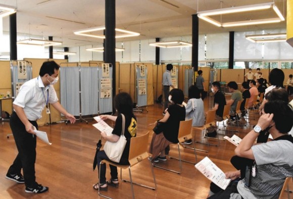 中部大構内の５１号館にある食堂（学生ホール）に開設された接種会場＝春日井市松本町で