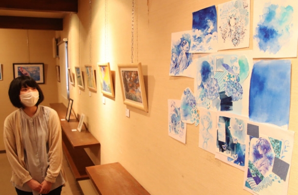 展示作品を紹介する金子さん＝岐阜市北山の「茶倉」で
