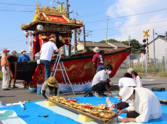 鯨船の装飾品を測量する学生ら＝四日市市富田で