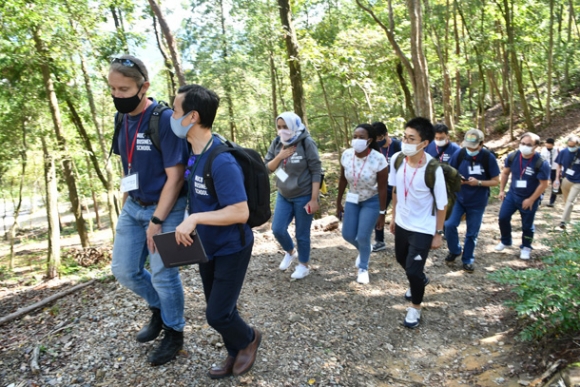 森を散策しながらＳＤＧｓの取り組みを学ぶ学生ら＝恵那市長島町のリコーえなの森で
