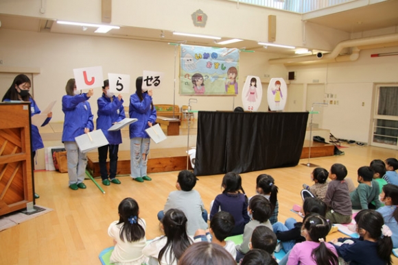 園児に連れ去り防止の合言葉を紹介する学生たち＝豊川市の国府保育園で