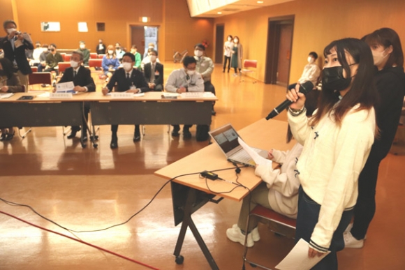 美濃太田駅南地区の活性化策を発表する名城大の学生ら＝美濃加茂市生涯学習センターで