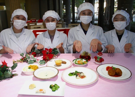 食物アレルギーに対応した料理をＰＲする学生たち＝稲沢市稲葉２の愛知文教女子短大で