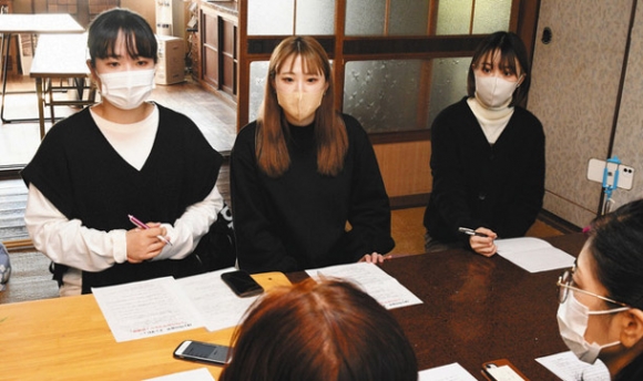 ラジオ番組のため、イベント主催者に質問する（左から）若森さん、石倉さん、中谷さん＝一宮市内で