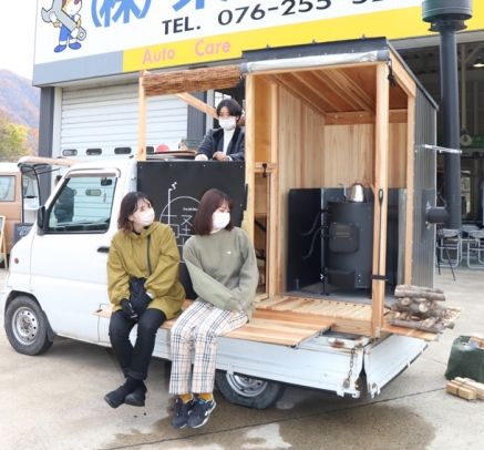 金沢工業大の学生たちが開発しているモバイルハウス「モバイ湯」＝白山市吉野で
