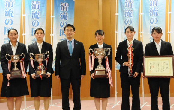 平木副知事（左から３人目）に優勝を報告する東海学院大ホッケー部の選手たち＝県庁で