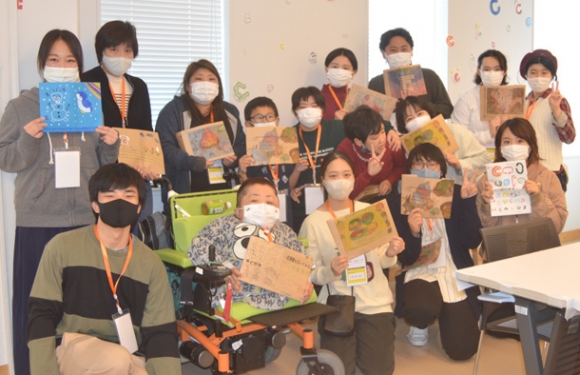 ワークショップを企画した名古屋学芸大の学生とソワットの利用者たち＝日進市の市立図書館で
