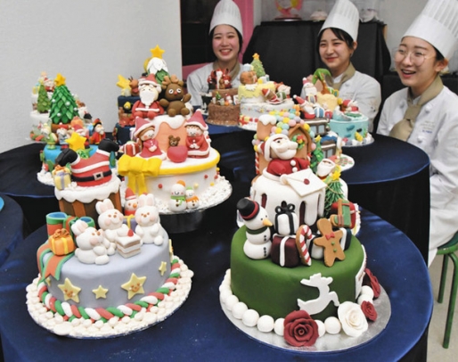 学生らが制作して展示するクリスマスケーキ＝東区の名古屋文化短大で