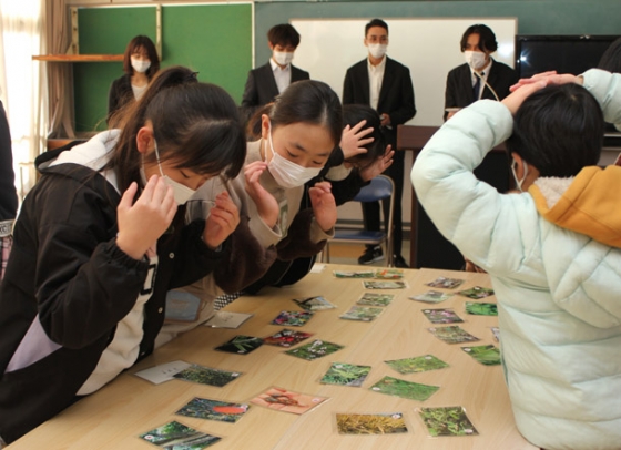 名古屋芸術大生が作った動植物のカルタをする児童たち＝北名古屋市の師勝北小で