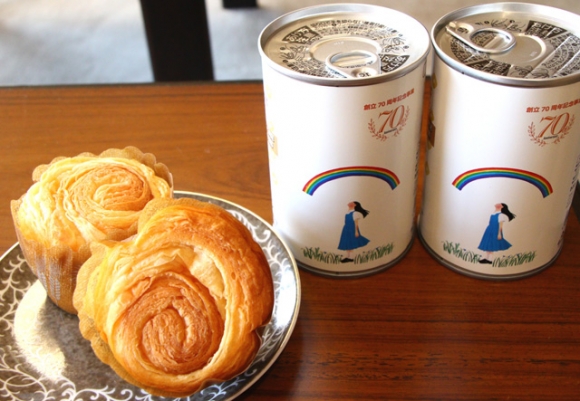 県産米粉を使った卵不使用の備蓄用のパン＝稲沢市役所で