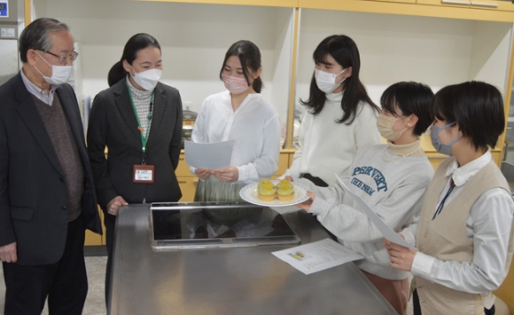 礒社長（左）に新レシピで作った和風モンブランを紹介する学生ら＝日進市の名古屋学芸大で