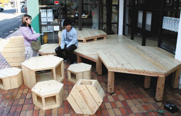 Ｂｅｅテラスが完成し笑顔を見せる西本さん（左）と神谷さん。前方にあるのはいすやテーブルとして使える家具＝東浦町緒川の「地域の縁側　グリーン・ラソ」で
