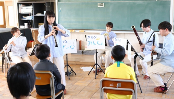 自作のプログラムを披露したＷｉｎｄ　ｑｕｉｎｔｅｔ　ｓｏｌａのメンバー＝長久手市岩作中縄手の長久手小で