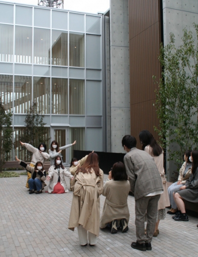完成した寮の中庭で記念撮影する学生たち＝名古屋市昭和区八雲町で