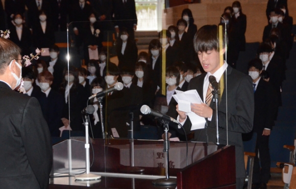 新入生を代表して宣誓する今井さん＝鈴鹿市の鈴鹿医療科学大で
