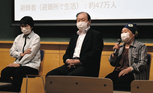 学生の活動を受け入れた感想などを話す（右から）江刺さん、伏見真司さん、君子さん＝日進市の名古屋学芸大で