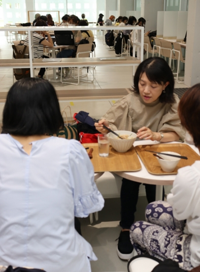 一般市民向けに開放された学食でランチを楽しむ女性ら＝北区名城２の名古屋造形大で