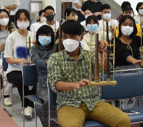 竹のアンクルンを演奏する留学生たち＝関市の中部学院大・同短大部で