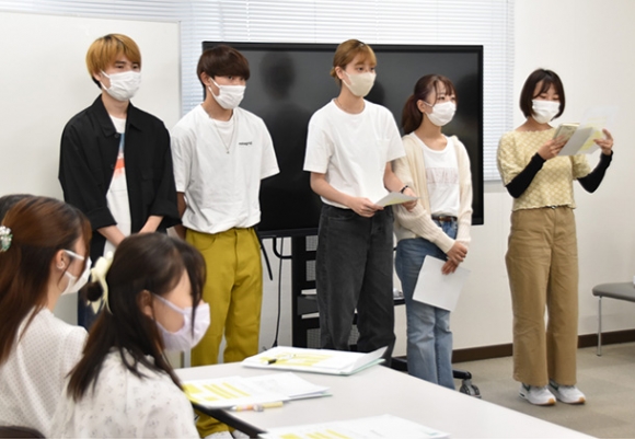 視察の手応えなどを報告する学生たち＝松阪市の紙小津産業営業本部で