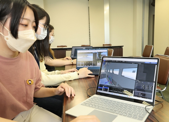 パソコンでメタバース（仮想空間）を構築する学生たち＝岐阜市の岐阜女子大で