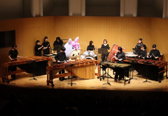 「ちりゅっぴ」と一緒に演奏を披露する名音大の学生たち＝知立市中町の知立リリオ・コンサートホールで
