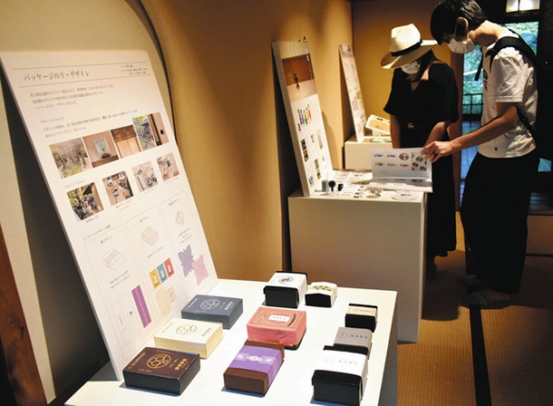 名古屋芸術大の学生たちが考案した商品の試作品やキャラクターに見入る来館者＝千種区の為三郎記念館で
