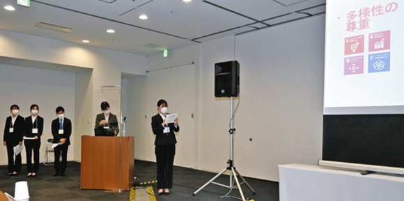 ＳＤＧｓに取り組む企業に取材した内容を発表する愛知淑徳大の学生たち＝名古屋・名駅のウインクあいちで