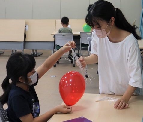 静電気の実験などを体験する児童ら＝金沢工業大扇が丘キャンパスで