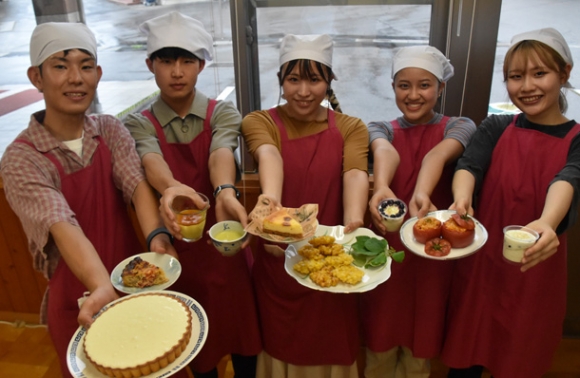作った料理を手にする学生たち＝売木村文化交流センターで