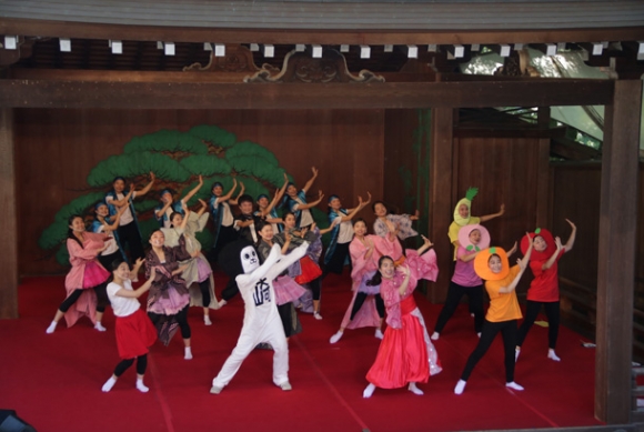 笑顔でダンスを披露する学生ら＝岡崎市康生町の岡崎城二の丸能楽堂で