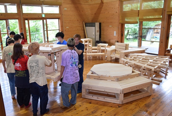 学生たちが「木匠塾」合宿で作った個性的なベンチ＝中津川市加子母で