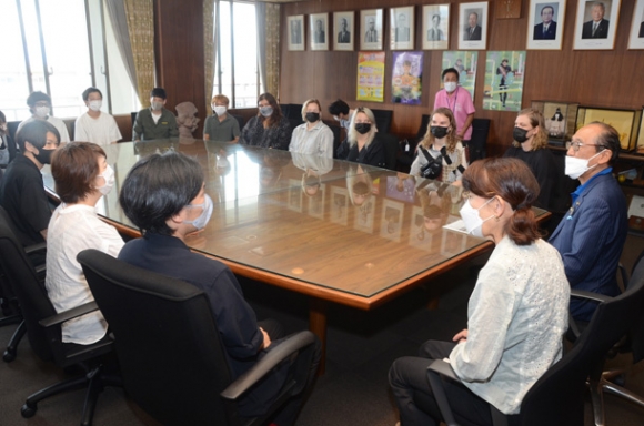 日比市長（右）と懇談する名城大とタンペレ大の学生ら＝津島市役所で