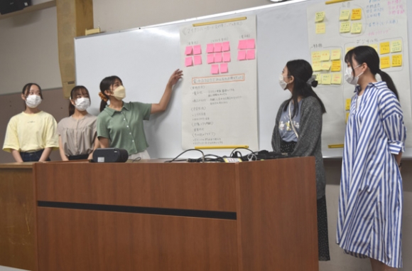 マイナンバーカードの交付率が上がるアイデアを発表する学生たち＝豊明市の桜花学園大で