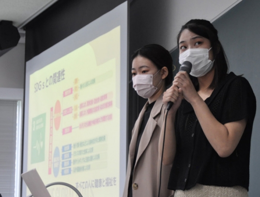 ＳＤＧｓなどを踏まえた事業プランを発表する学生＝守山区の金城学院大で