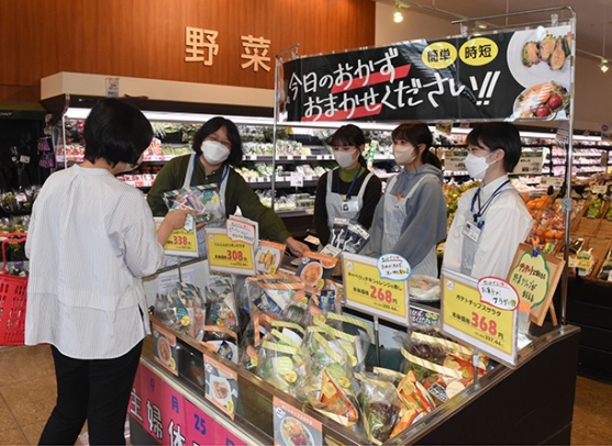 食品売場で食材キットをＰＲする学生＝清須市のマックスバリュ清須春日店で